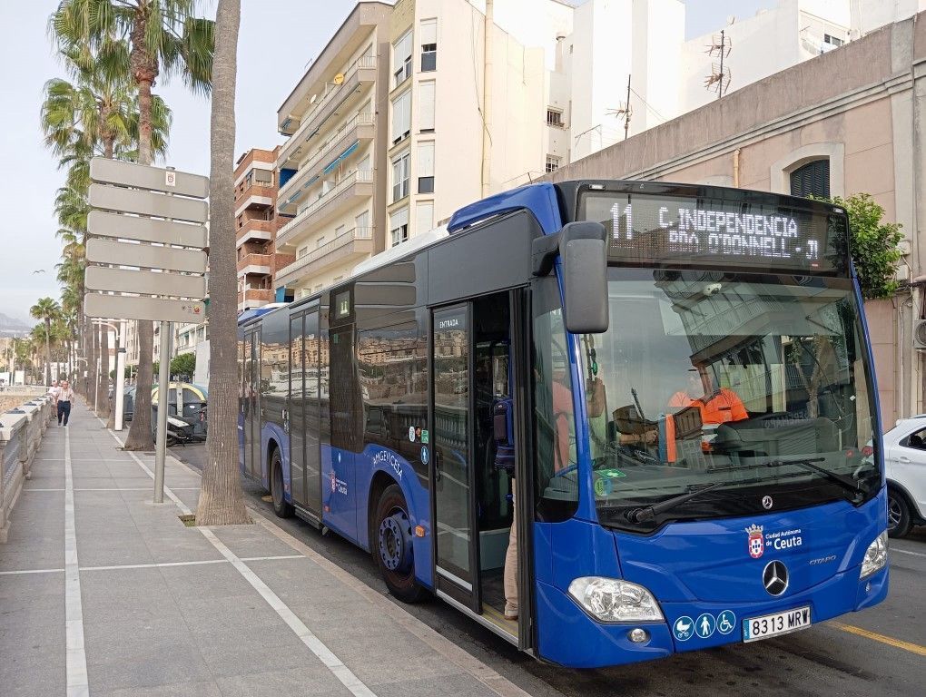 El Gobierno de Ceuta se compromete a estudiar la gratuidad del autobús para los jóvenes en verano 